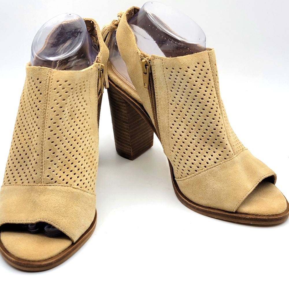 NWOT!! GIANNI BINI Elegant Tan Peep-Toe Heeled Sandals SIZE 9M #1495